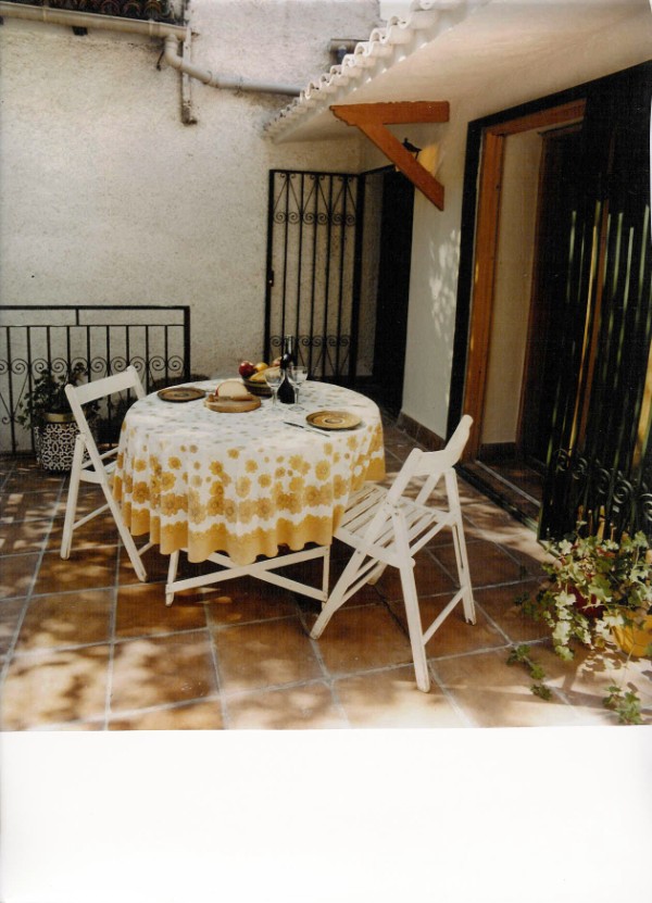 Tambin tenemos terraza.  Aqu, Victoria Abril mont unas comidas grandes durante sus tres das doblando una peli en los Estudios Kash.