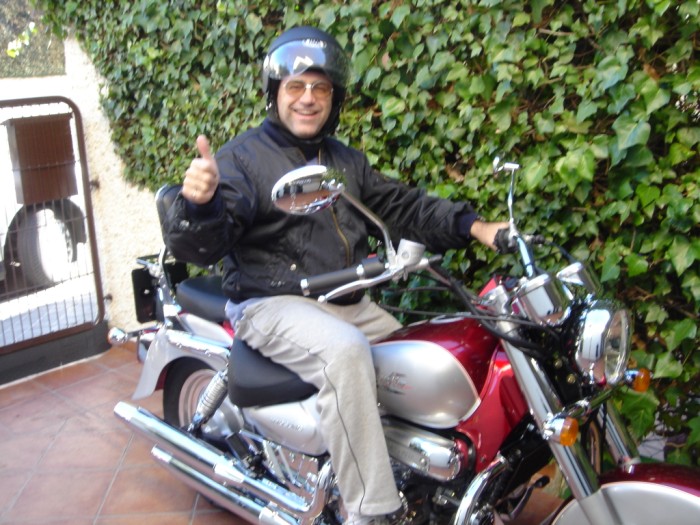 Antonio Domnguez con su nueva moto.