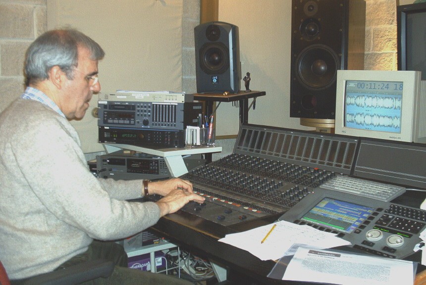 El Maestro Alejandro Mass haciendo su propias mezclas en los Estudios Kash.