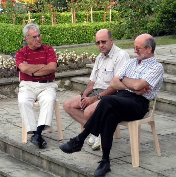 Looks like a serious discussion.... Camargo, Cantabria.