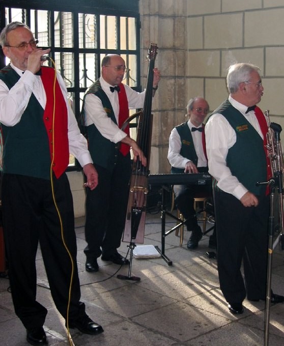 Jim on the vocals, at a Siemens party.