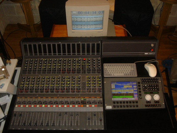 Otra vista de la AMS Neve Logic 1, consola digital de audio y el editor en disco duro, AudioFile SC en el Estudio de Kash